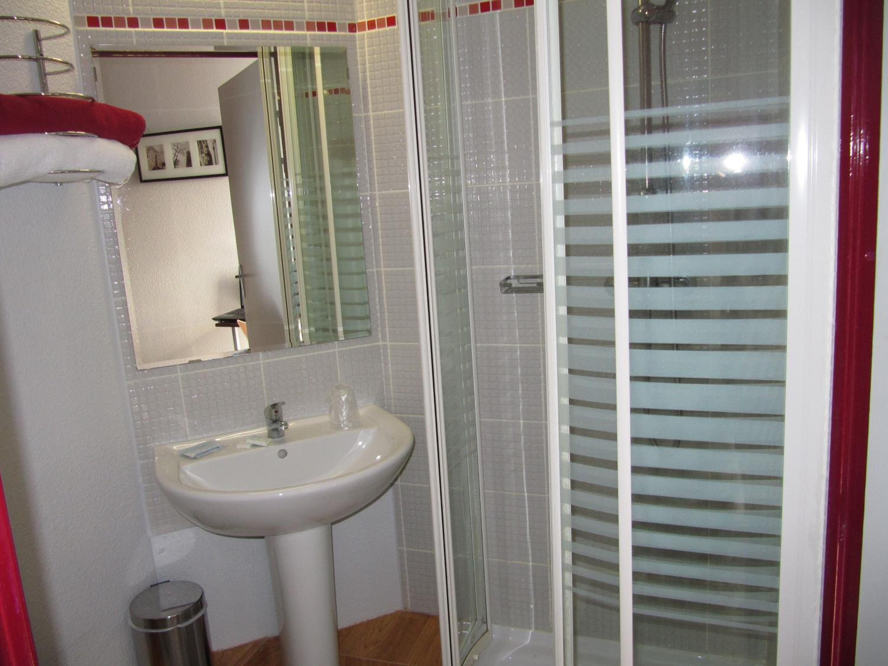 Een douche, gratis toiletartikelen, een haardroger, handdoeken