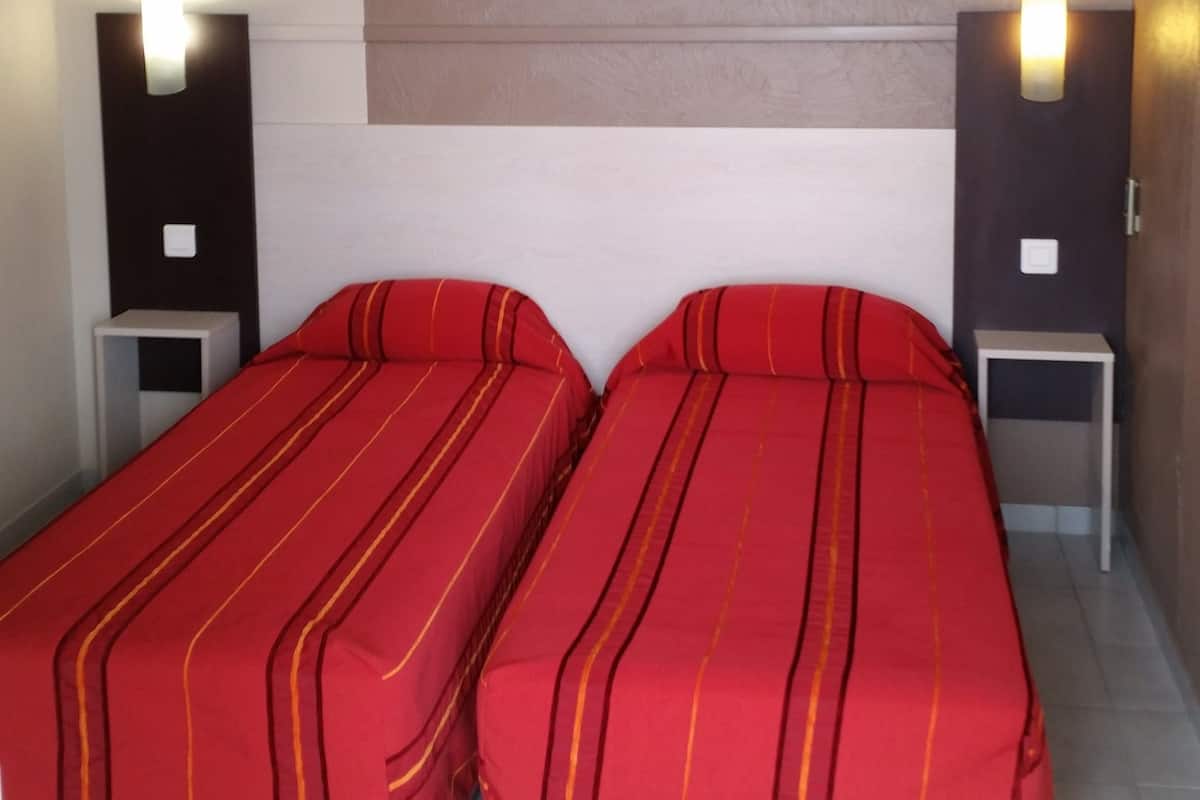 Twin Room | Desk, cribs/infant beds, rollaway beds, free WiFi