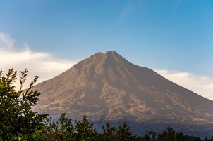 Una montaña bajo un cielo despejado.