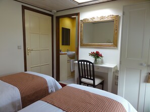 Twin Room (Shower)