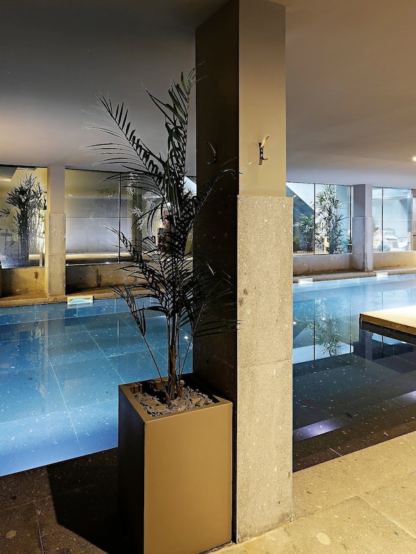 Couples treatment rooms, body treatments, aromatherapy, body wraps