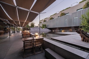 供应早餐、午餐和晚餐