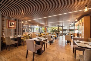 Breakfast, lunch, dinner served; Mediterranean cuisine 