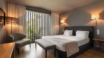 Cobrellits, minibar, caixa forta a l'habitació i escriptori