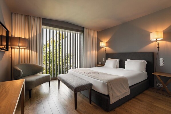 Chăn bông, minibar, két bảo mật tại phòng, bàn