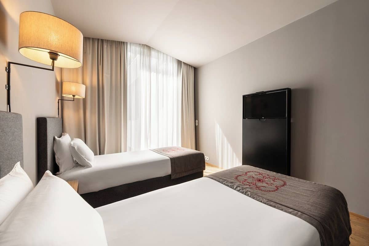 Comfort tweepersoonskamer, 2 eenpersoonsbedden | Donzen dekbedden, een minibar, een kluis op de kamer, een bureau