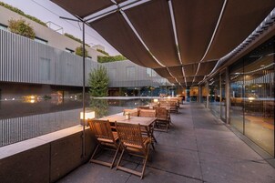 供应早餐、午餐和晚餐，地中海菜