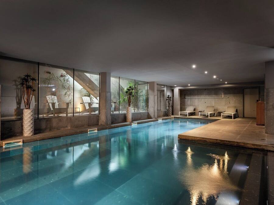 Innendørsbasseng, sesongbasert utendørsbasseng og bassengparasoller