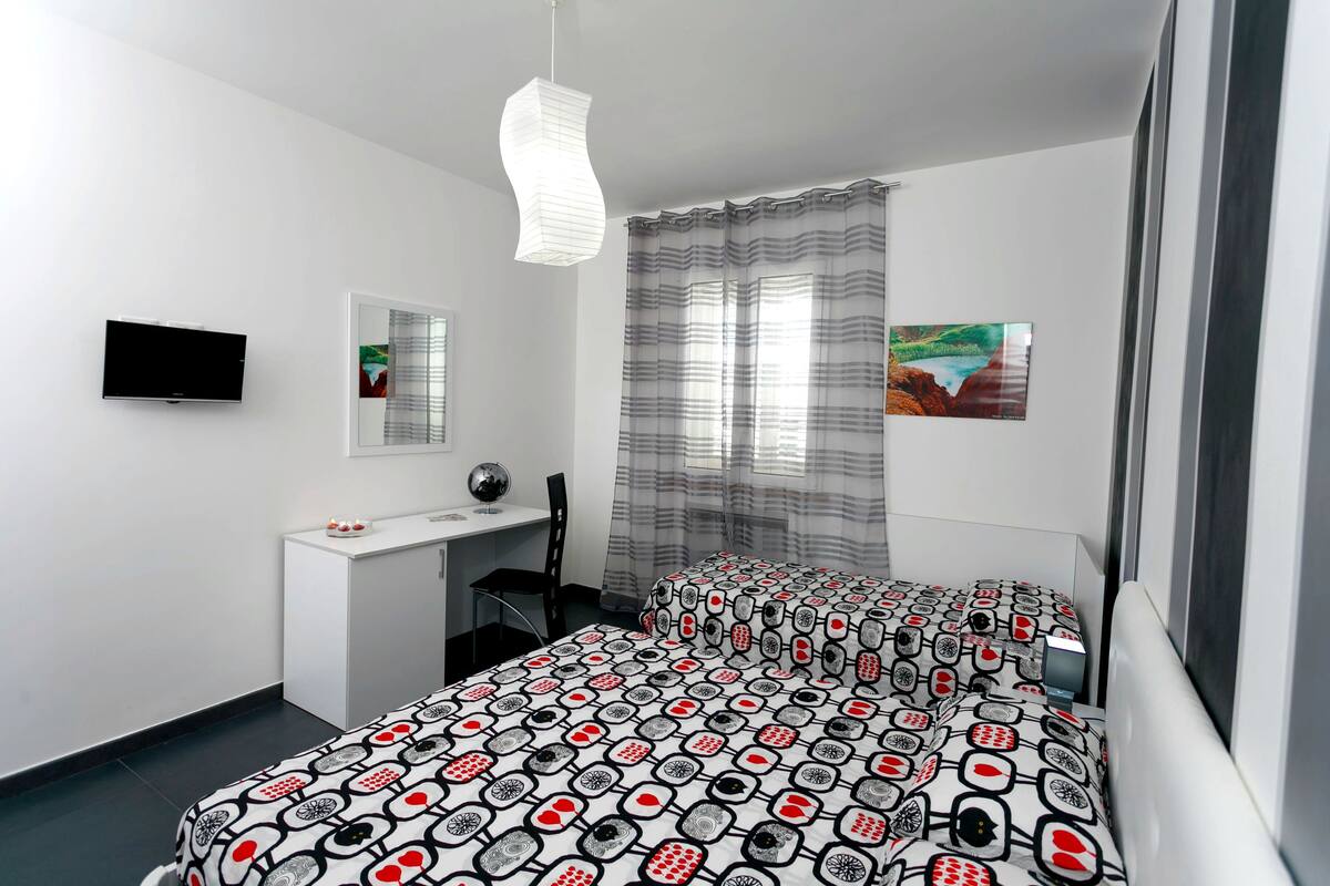 Triple Room | Peti besi dalam bilik, kalis bunyi, katil bayi/kot (surcaj)