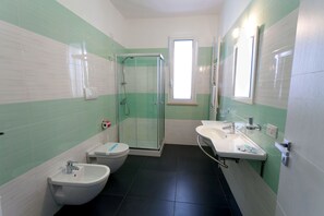 Tweepersoonskamer, uitzicht op zwembad | Badkamer | Een douche, een haardroger, badjassen, een bidet