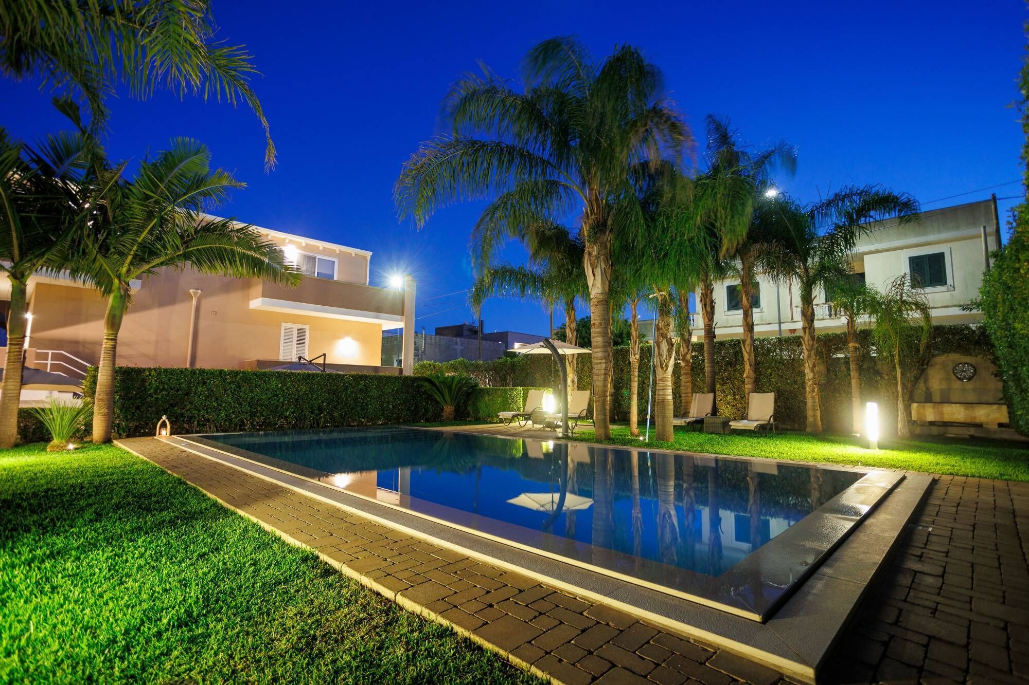 Una piscina al aire libre, tumbonas