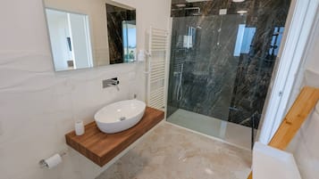 Suite Junior, vue ville | Salle de bain | Douche, sèche-cheveux, bidet, serviettes fournies