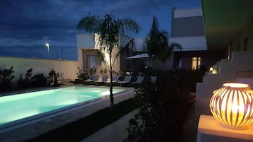 Piscine extérieure, chaises longues