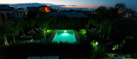 حمّام سباحة خارجي، مقاعد للتشمس