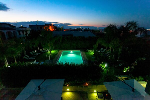 Outdoor pool, sun loungers