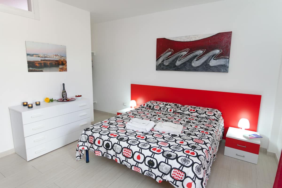 Double Room | Peti besi dalam bilik, kalis bunyi, katil bayi/kot (surcaj)