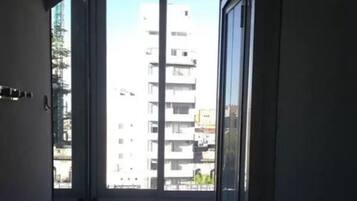 Estúdio, cozinha americana (Balcony) | Ferros/tábuas de passar roupa, berços grátis