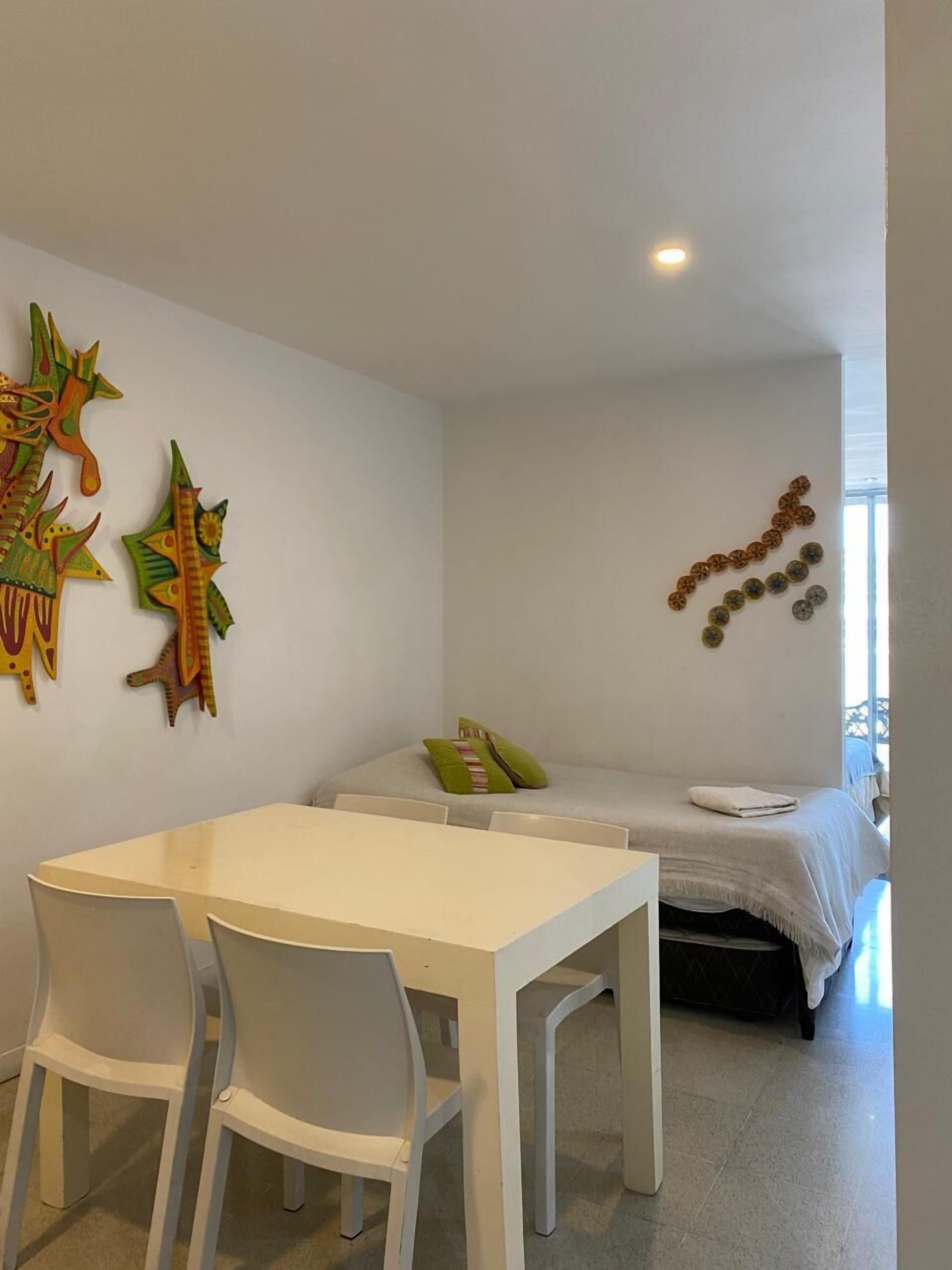 Apartment, 1 Bedroom, Kitchenette (Terrace) | Ruang tamu | 32 inci televisyen skrin rata dengan kabel, TV LCD 