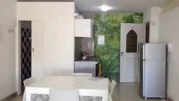 Estúdio, cozinha americana (Balcony) | Ferros/tábuas de passar roupa, berços grátis