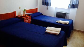 Bureau, rideaux occultants, lits bébé (gratuits), Wi-Fi gratuit