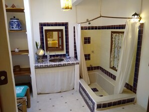 Habitación Confort (5) | Baño | Ducha y toallas