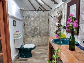 Standard Bungalow, Kitchenette (8) | Bathroom | Shower, towels