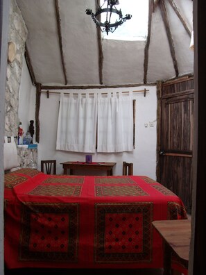 Rom – basic, 1 dobbeltseng (2) | Safe på rommet, individuelt dekorert, individuelt innredet og skrivebord