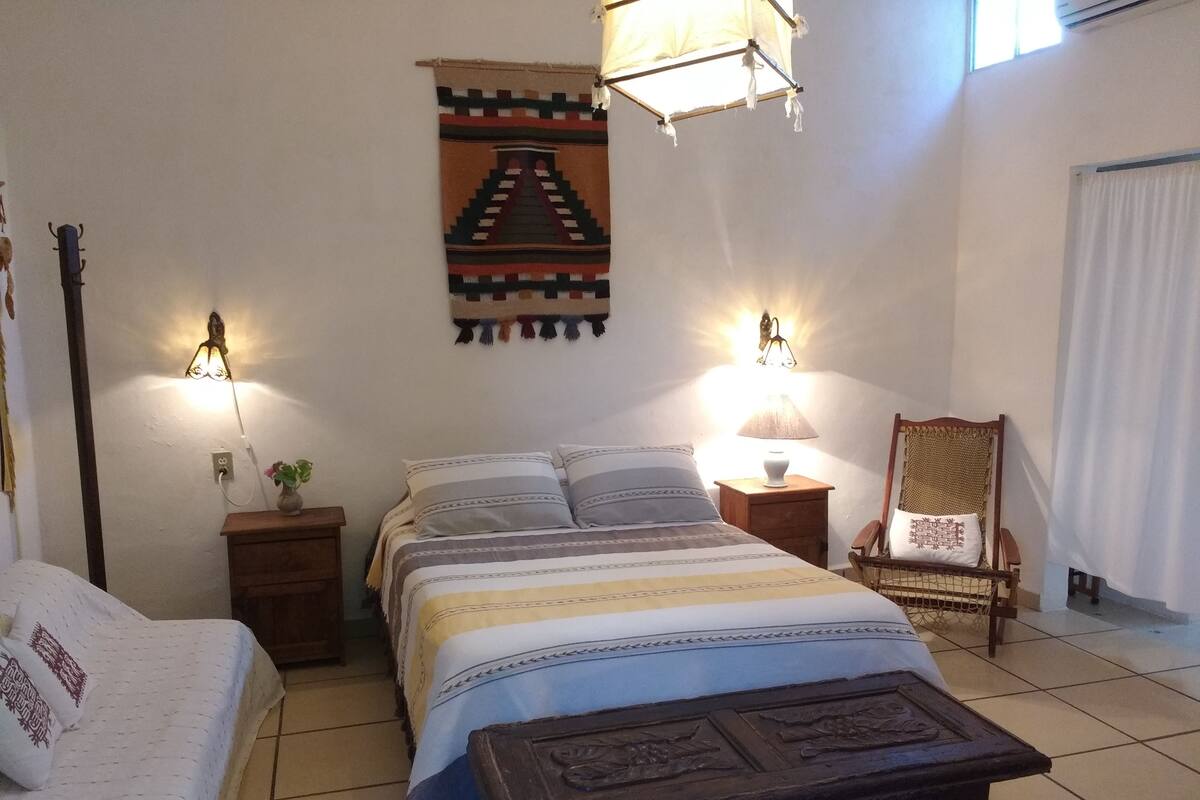 Habitación Confort (5) | Caja fuerte, escritorio, wifi gratis y decoración individual
