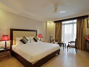 Minibar, in-room safe, desk, iron/ironing board - Golden Tulip Haridwar (Rishikesh)