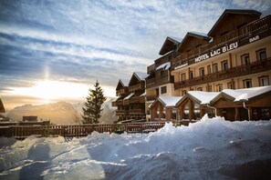 Front of property - Hôtel Lac Bleu 1650 (Saint-François-Longchamp)