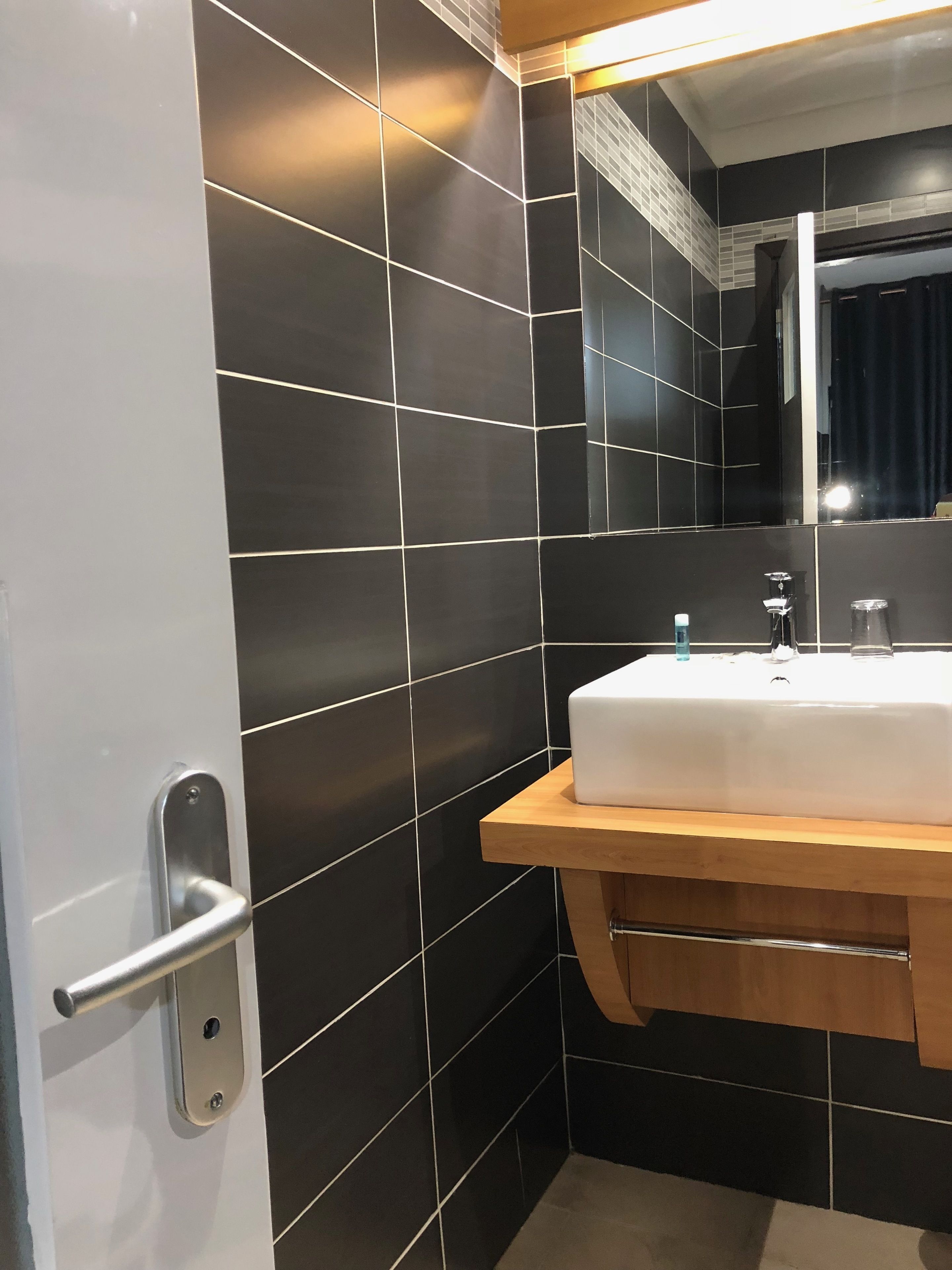 double room | bathroom | combined shower/bathtub, free toiletries, hair dryer, towels