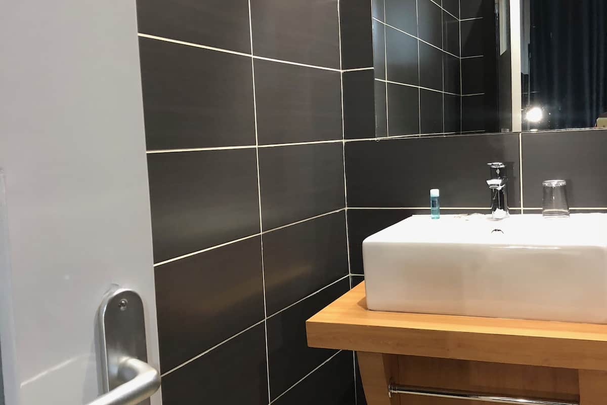 double room | bathroom | combined shower/bathtub, free toiletries, hair dryer, towels