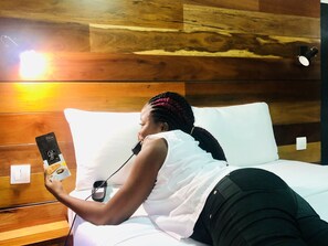 Desk, laptop workspace, blackout drapes, soundproofing - Détente Hôtel (Abidjan)