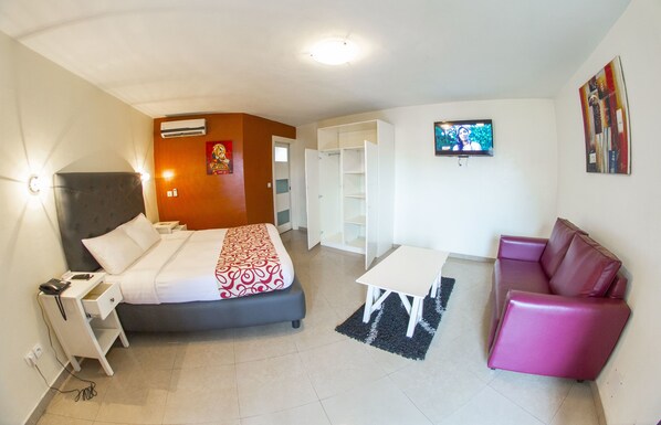 Skrivbord, arbetsyta för laptop, mörkläggningsgardiner och ljudisolering