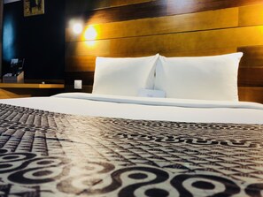 Habitación doble | Escritorio, espacio para trabajar con un portátil, cortinas opacas
