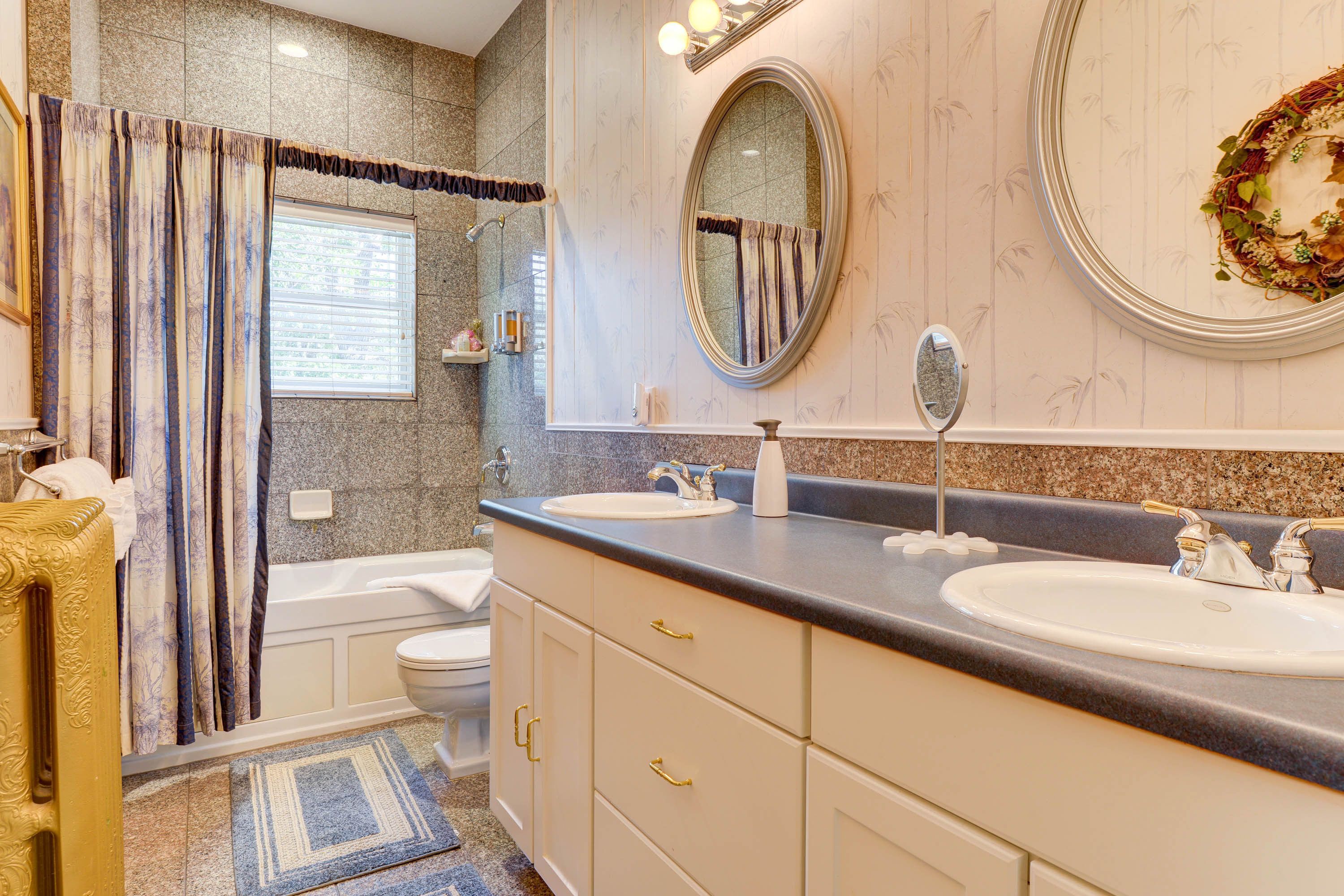 Combined shower/bathtub, jetted bath, designer toiletries, hair dryer