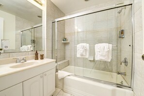 Combined shower/bathtub, jetted bath, designer toiletries, hair dryer - The St Mary's Inn, Bed and Breakfast (Colorado Springs)