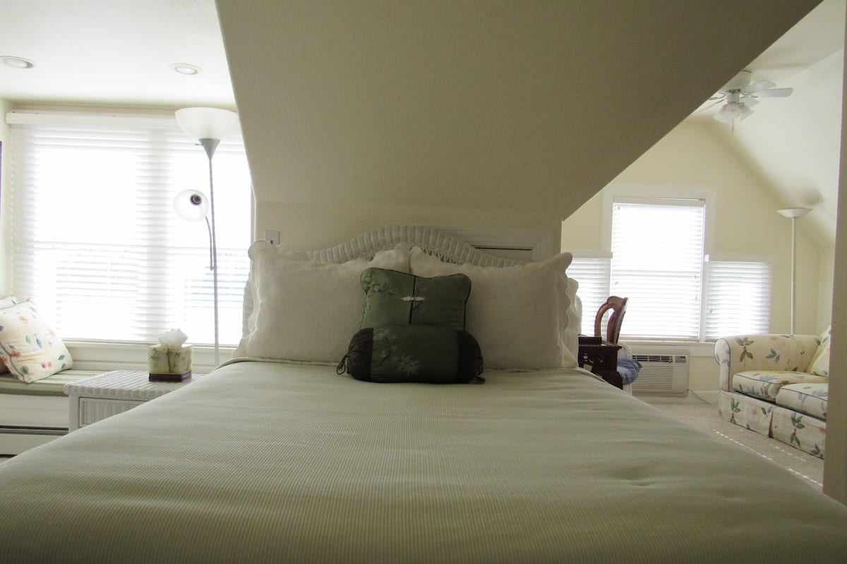Traditional Suite, Ensuite, Mountain View (Magnolia-7) | Egyptian cotton sheets, premium bedding, down comforters, pillowtop beds
