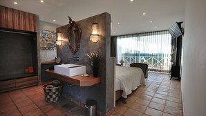 Ein modernes Badezimmer mit einem großen Spiegel, zwei Wandleuchten, einem Waschbecken und einem Waschtisch.