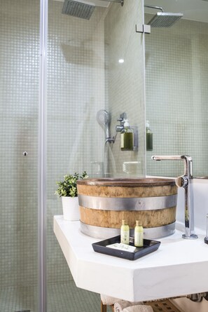 Regadera, amenidades de baño gratuitas, secadora de cabello, batas 
