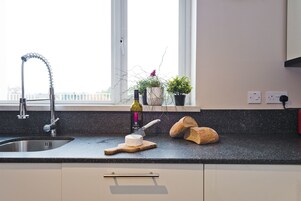 Refrigerador, microondas, placa de cocina, cafetera/tetera