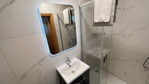 Comfort Studio Suite | Bathroom | Combined shower/tub, free toiletries, hair dryer, towels - Broc House Suites (Dublin)