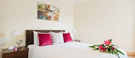 مكتب ومكواة/لوح كي وواي فاي مجانًا وملاءات أسرّة