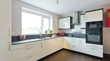 Luxury Penthouse, 2 Bedrooms, Terrace, City View | Private kitchen | Fridge, microwave, stovetop, coffee/tea maker