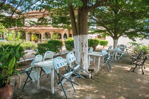 供应早餐、午餐和晚餐