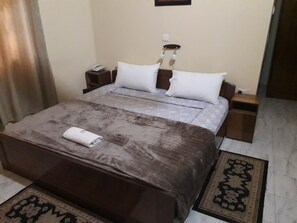 Comfort Double Room | Meja, ruang kerja komputer riba, langsir/tirai gelap terus 