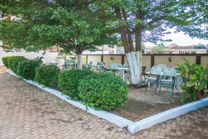 供应早餐、午餐和晚餐