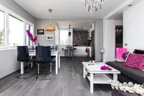 Apartment, 2 Bedrooms | Living room