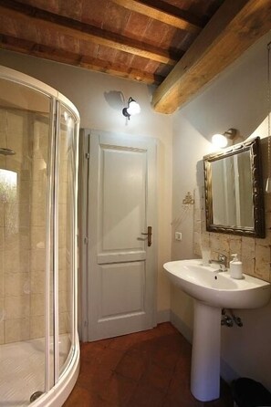 Deluxe Apartment, 2 Bedrooms | Bathroom | Free toiletries, hair dryer, bidet, towels - Pian delle More (Sassetta)