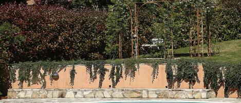 Außenpool (je nach Saison geöffnet), Sonnenschirme, Liegestühle